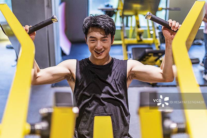 健壮的男人在健身房锻炼，健康与健身概念图片素材