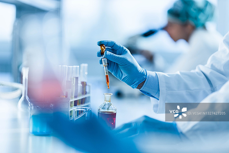 科学家在实验室检查抗病毒药物特写图片素材