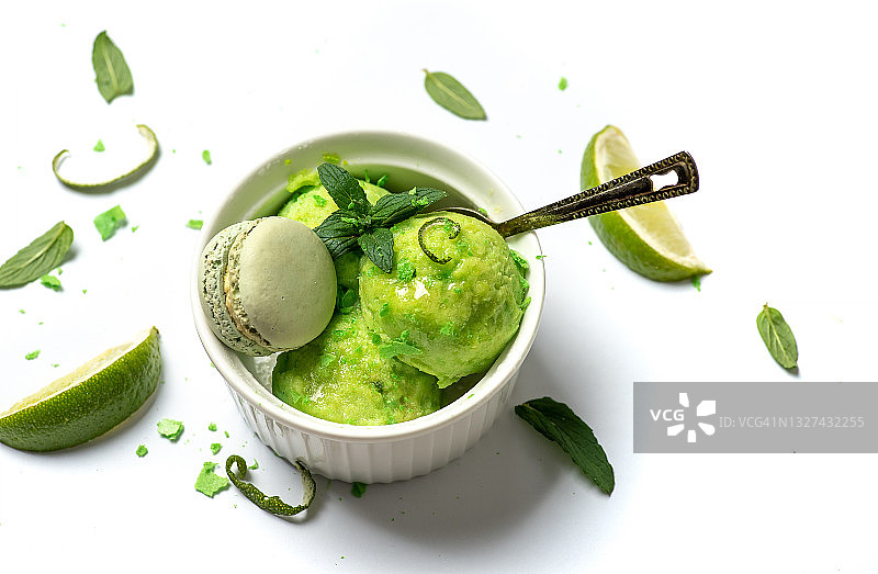 杯装薄荷叶青柠冰淇淋球：夏季清爽有机甜点图片素材