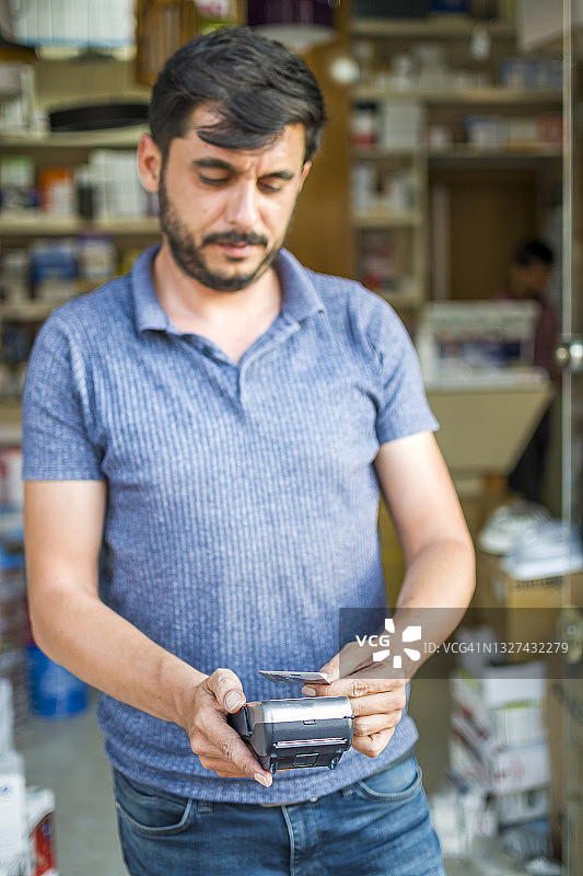 男子准备使用POS机进行支付图片素材