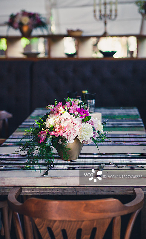 餐桌上的一束鲜花图片素材