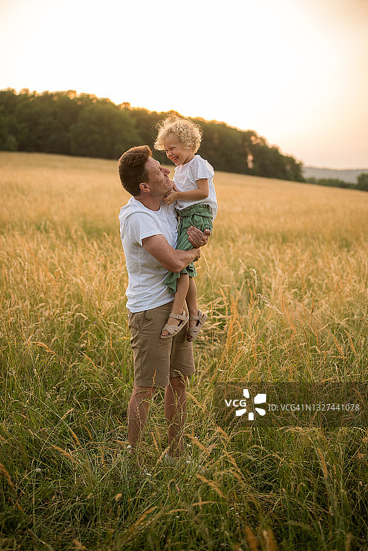 父女在户外玩耍图片素材