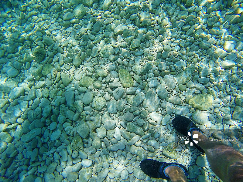 成年男人站在海边图片素材