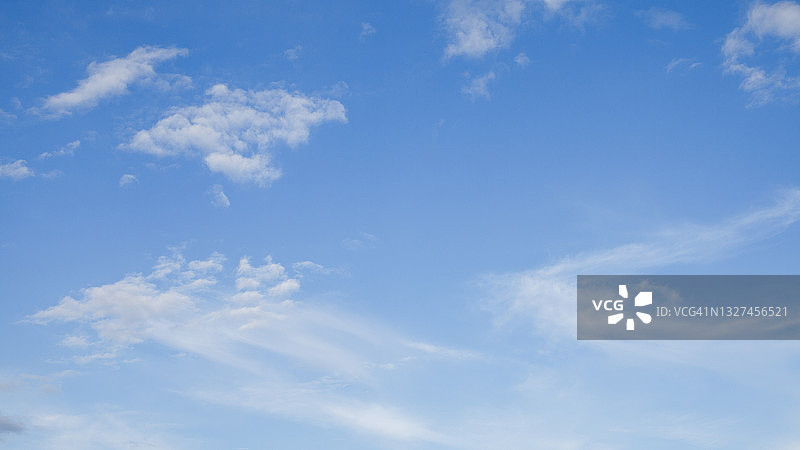 蓝天上的美丽卷云图片素材