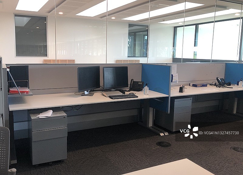 空荡的办公桌图片素材