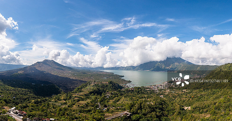 印度尼西亚巴厘岛金塔马尼巴图尔湖和火山全景图片素材