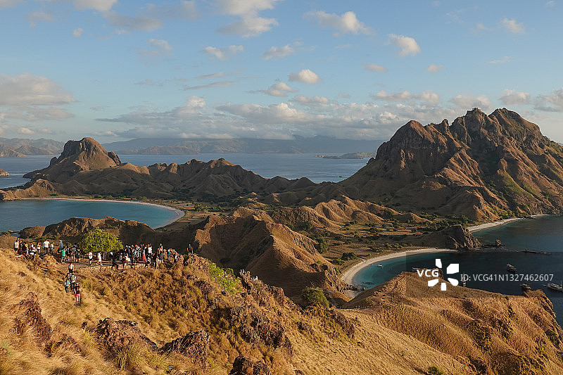 在科莫多帕达尔岛、弗洛勒斯、印度尼西亚的游客图片素材