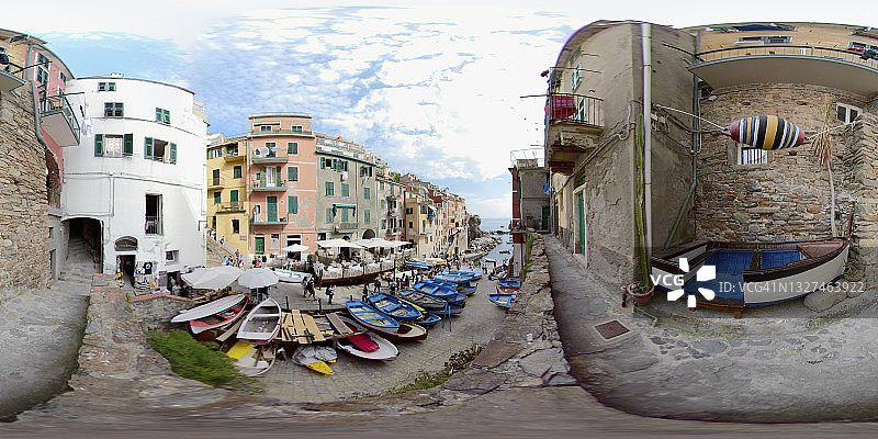 360 VR：意大利村庄街道上的渔船图片素材