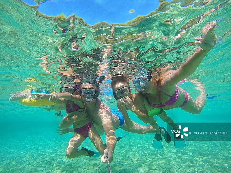 快乐家庭在克罗地亚杜吉奥托克岛亚得里亚海浮潜图片素材