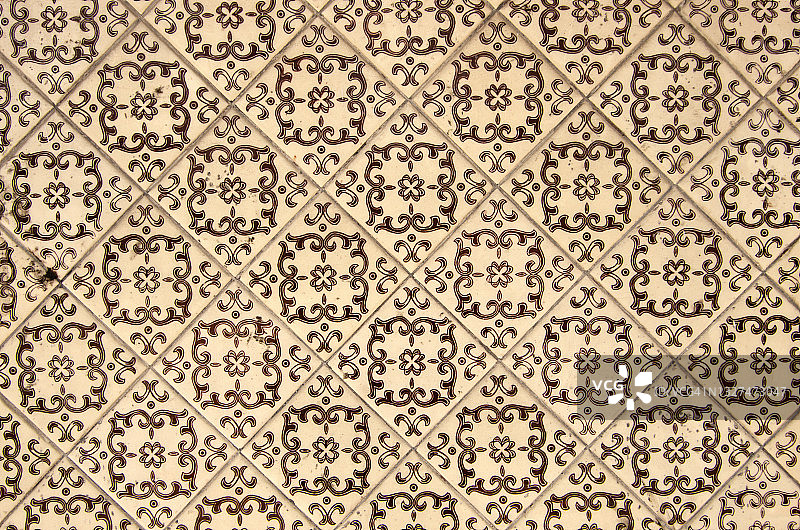 带棕色卷曲花纹和风格化三叶草图案的米色瓷砖图片素材