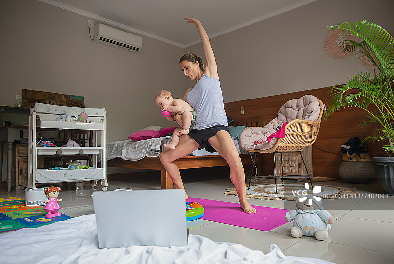 健身妈妈做产后运动图片素材