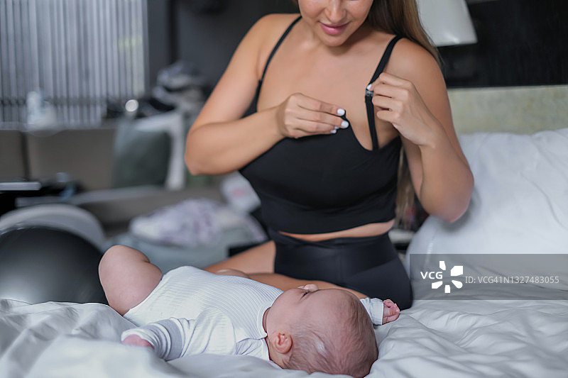 母亲准备给宝宝喂奶图片素材