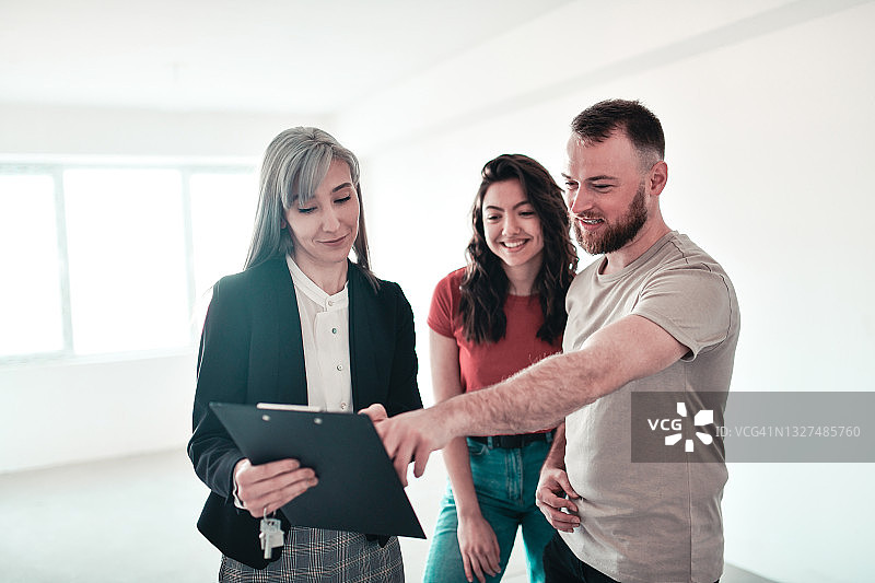 微笑的夫妇根据需求选择公寓图片素材