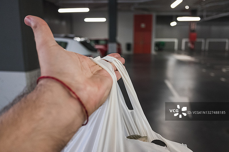 在车库里购物，用塑料袋装着食物图片素材