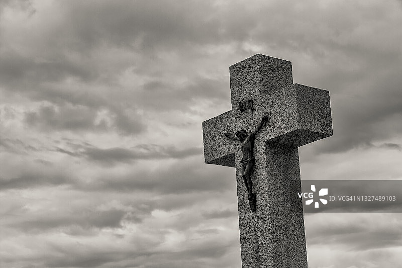 墓地中带有石头基督的基督教十字架图片素材
