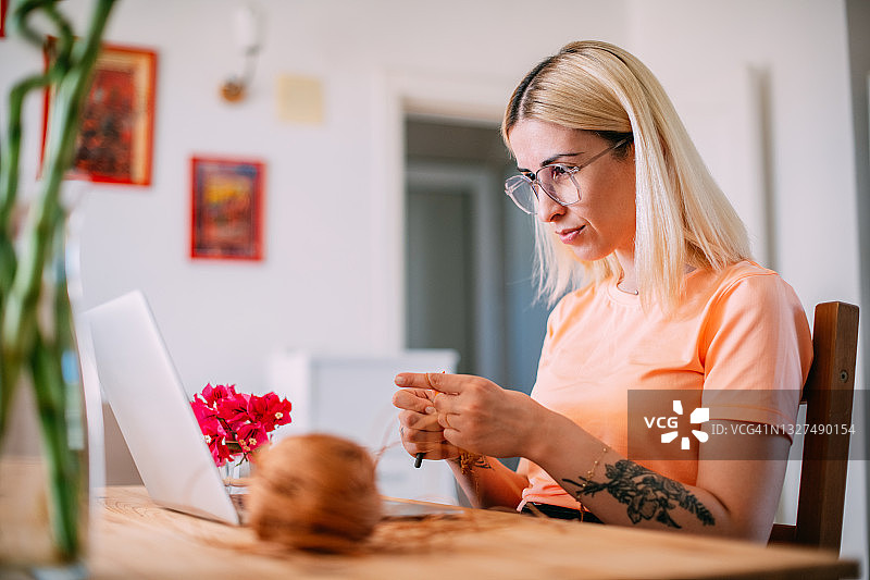 年轻女人在线学习藤编课程图片素材