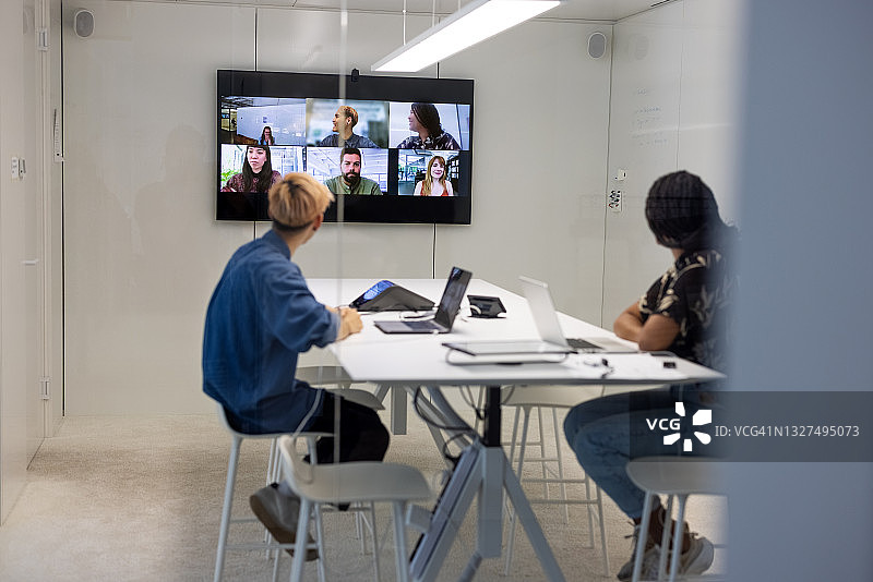 商务人士在会议室内进行视频通话图片素材