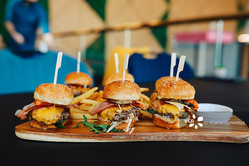 餐厅里的汉堡和薯条图片素材