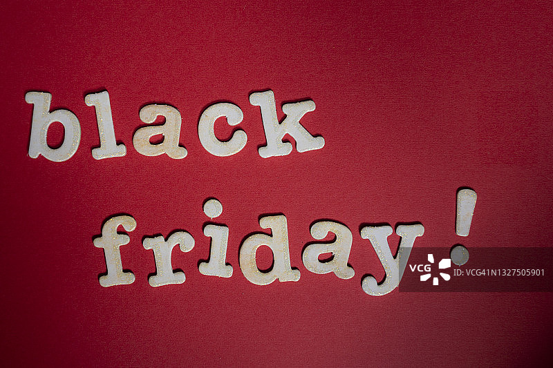 红色背景上的黑色星期五促销文字图片素材