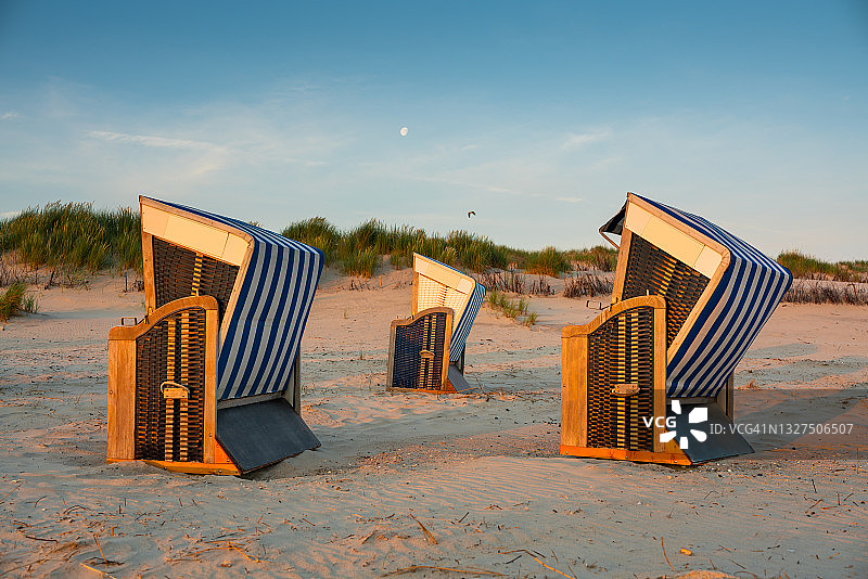 诺德strand海滩上的连帽沙滩椅（日出）图片素材