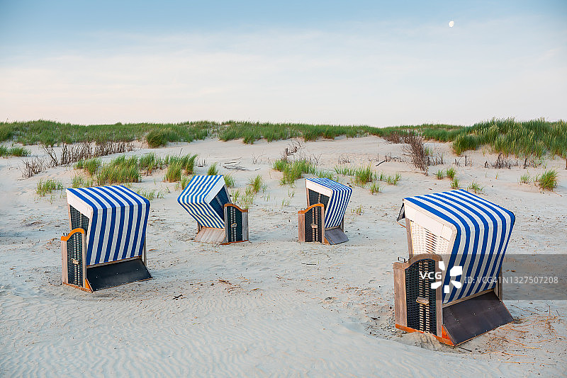 诺德strand海滩上带头罩的沙滩椅（黎明）图片素材
