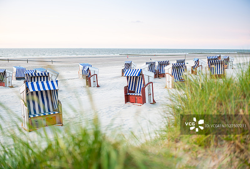 诺德施特兰德海滩上的带罩海滩椅（黄昏）图片素材
