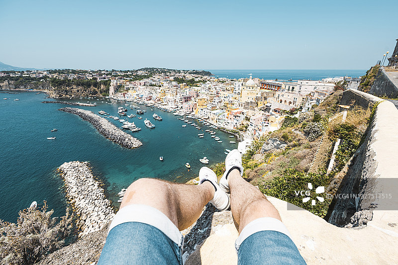 男人观看意大利普罗奇达岛景色的个人视角图片素材
