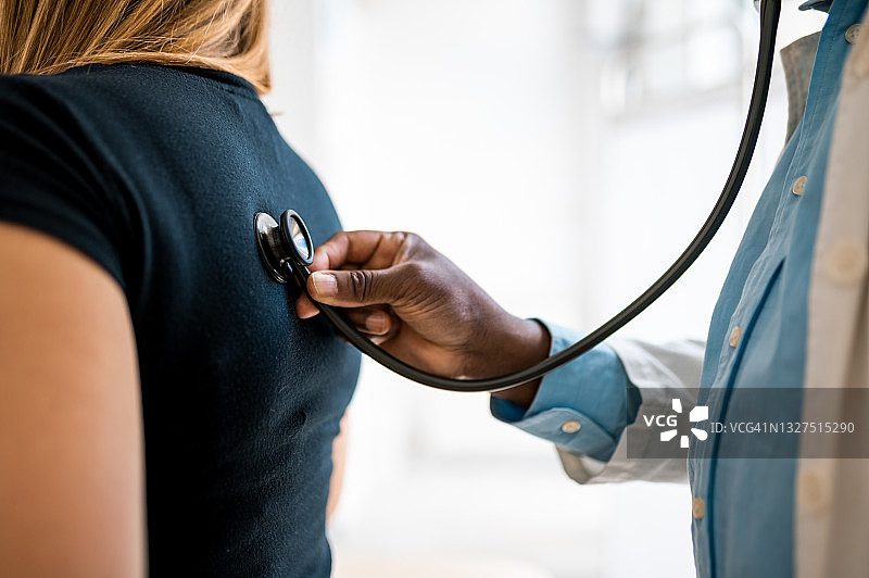 医生使用听诊器进行检查特写图片素材