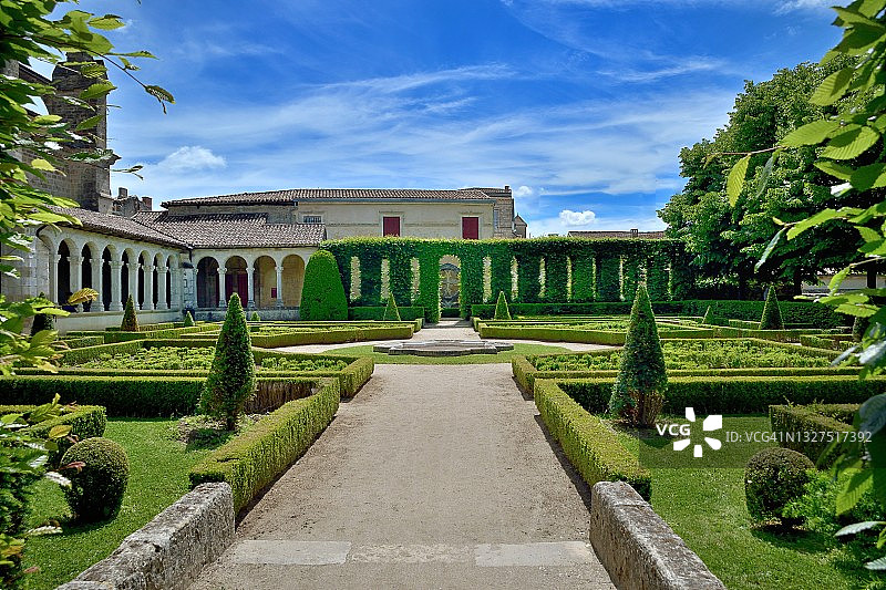 马尔芒德圣母院教堂和回廊花园图片素材