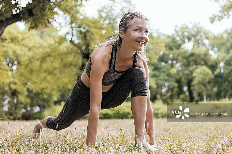 女人练习瑜伽图片素材