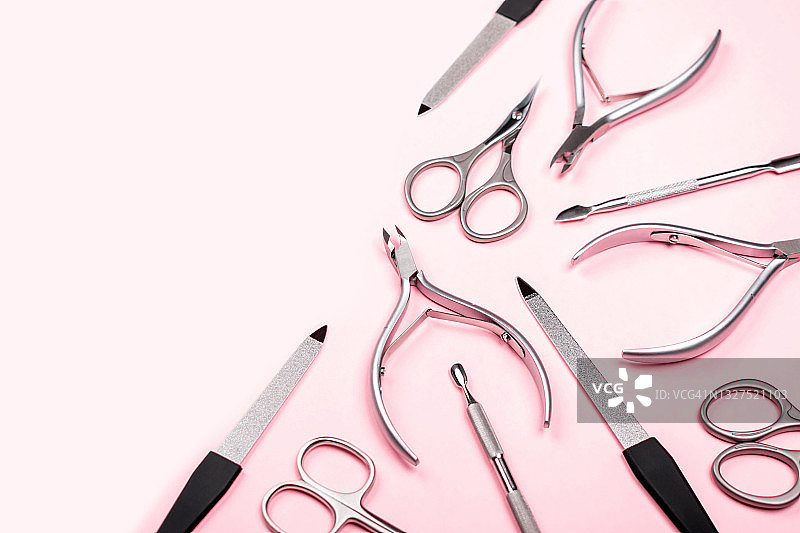 粉色背景上的美甲工具套装图片素材