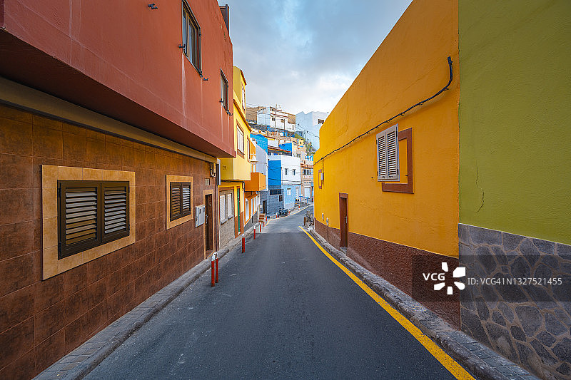 西班牙大加那利岛彩色村庄的城市街道图片素材