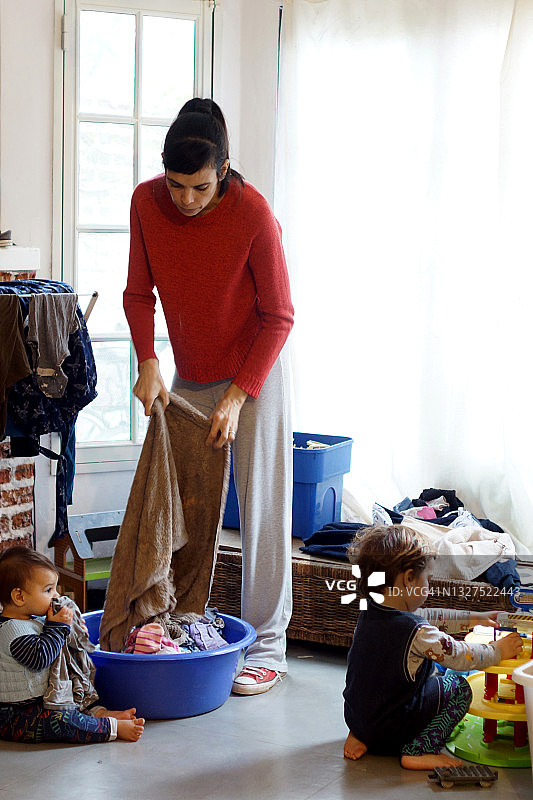 妈妈和宝宝们一起整理衣服图片素材