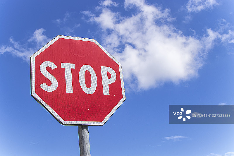 蓝天下的停止标志图片素材