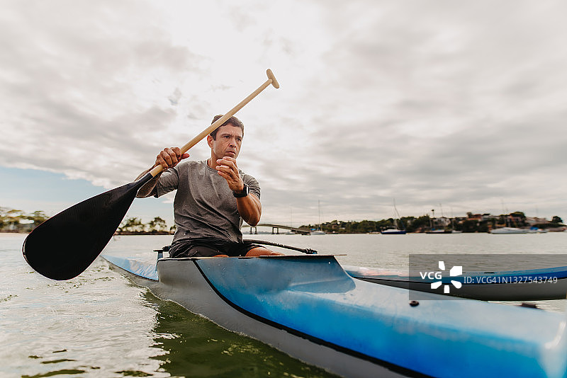 男子练习划独木舟图片素材
