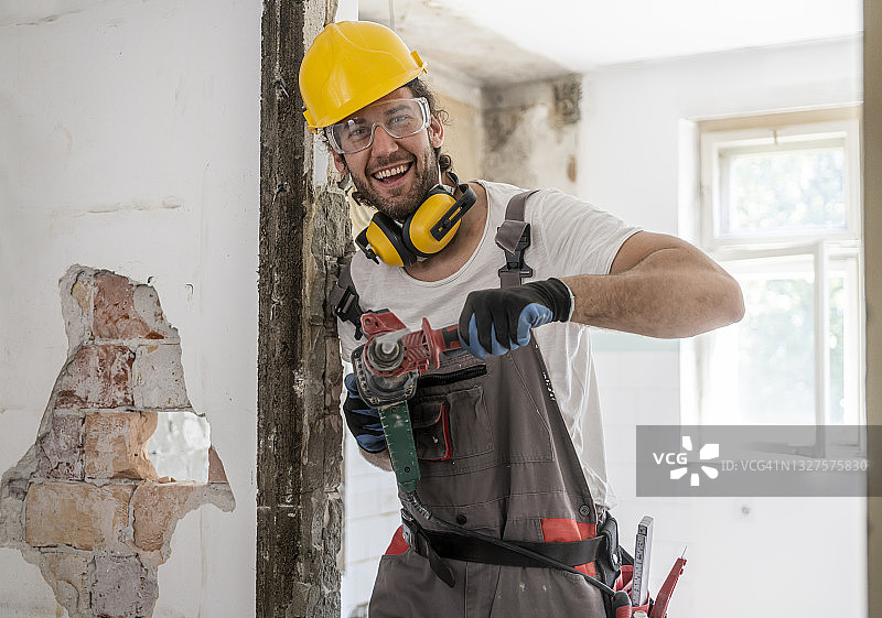 建筑工人使用锤钻图片素材