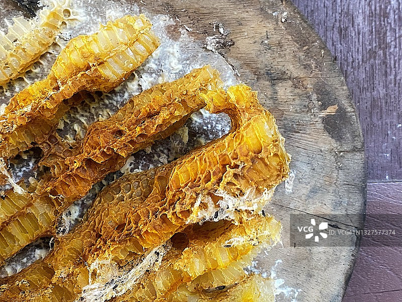 蜜蜂离巢后的蜂窝特写图片素材