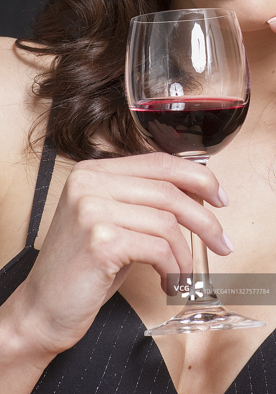 饮用红酒的女人图片素材