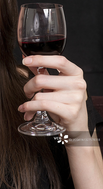 饮用红酒的女人图片素材