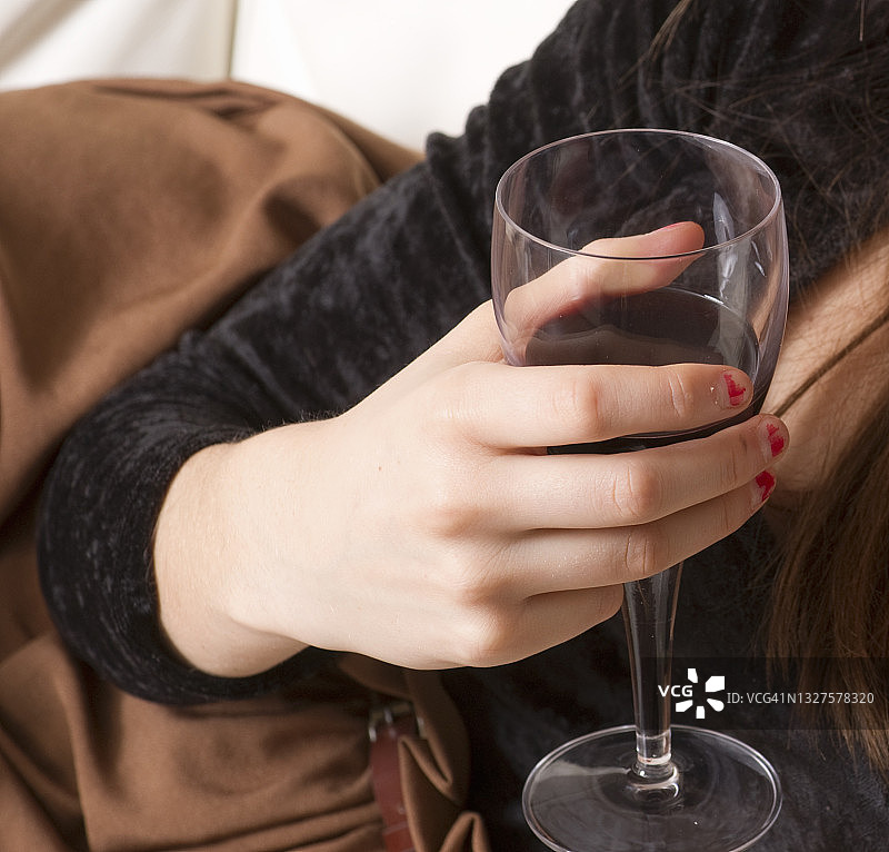 饮用红酒的女人图片素材