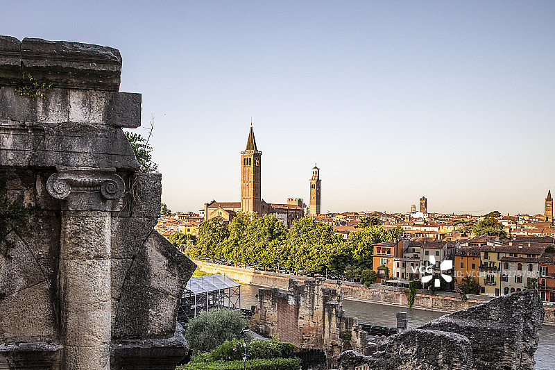 维罗纳城市和古罗马柱景观图片素材