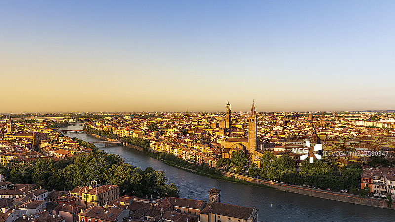 日出时分维罗纳城市全景航拍图片素材