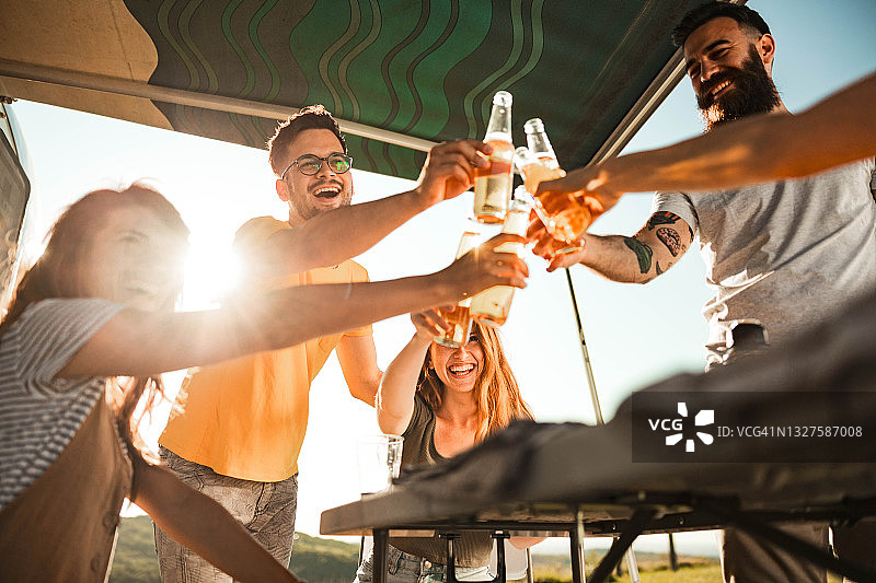 为露营冒险欢呼！图片素材