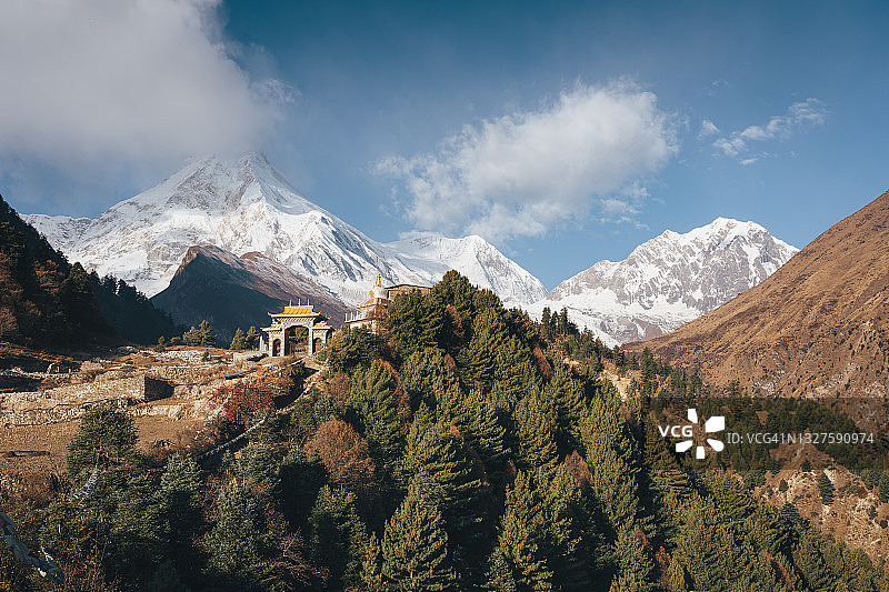 尼泊尔喜马拉雅山脉马纳斯鲁峰，藏族寺庙后图片素材