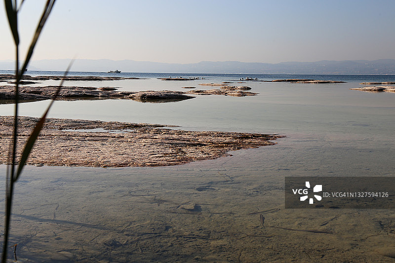 加尔达湖低潮海岸风光图片素材