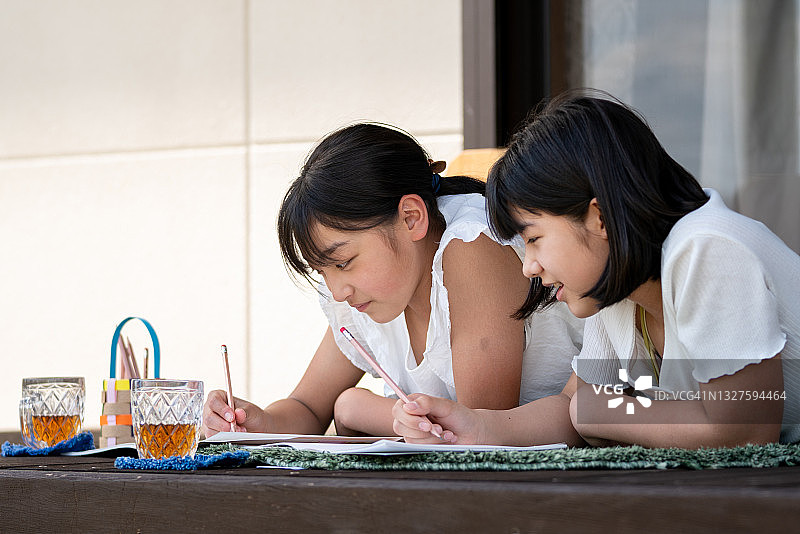 两个年轻女孩在户外做作业图片素材