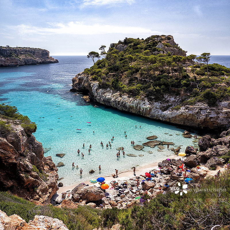 马略卡岛莫罗角海滩的白色沙滩和碧蓝海水图片素材