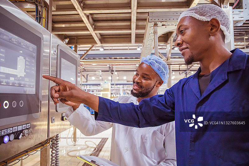 非洲赞比亚饮料厂工人监控配电盘图片素材