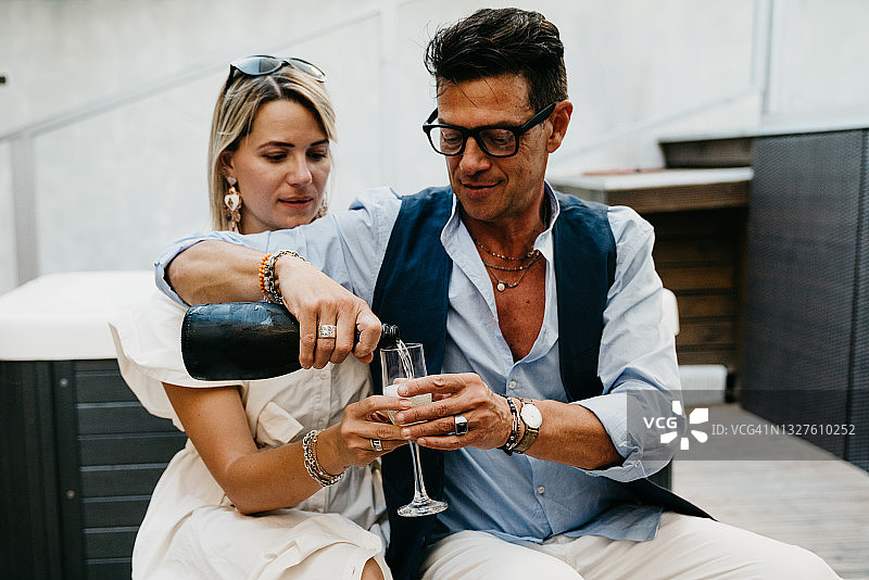 成年夫妇在喝香槟图片素材