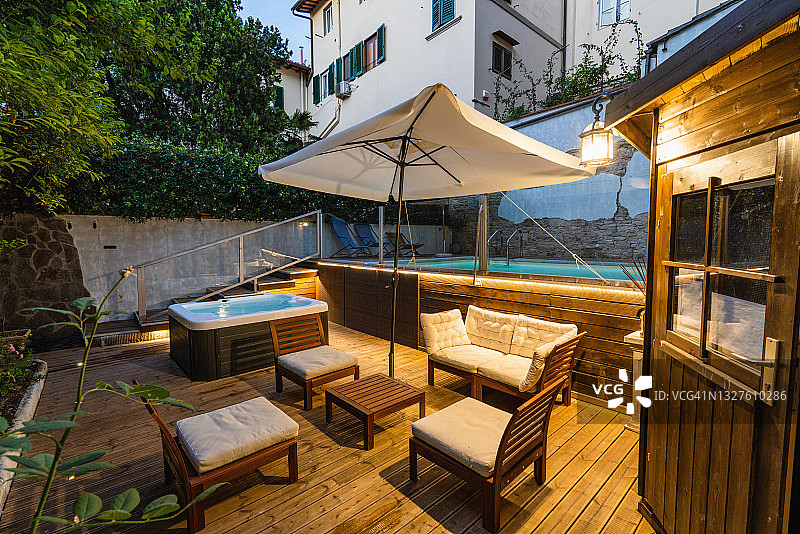 日落时分带有热水浴缸和游泳池的旅游胜地图片素材